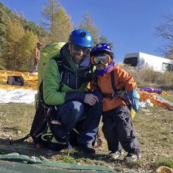 Mickaël biplaceur APPI avec enfant avant vol parapente Serre-Ponçon