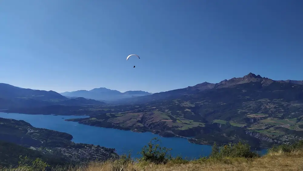 Lac Serre-Ponçon parapente enfant Hautes-Alpes